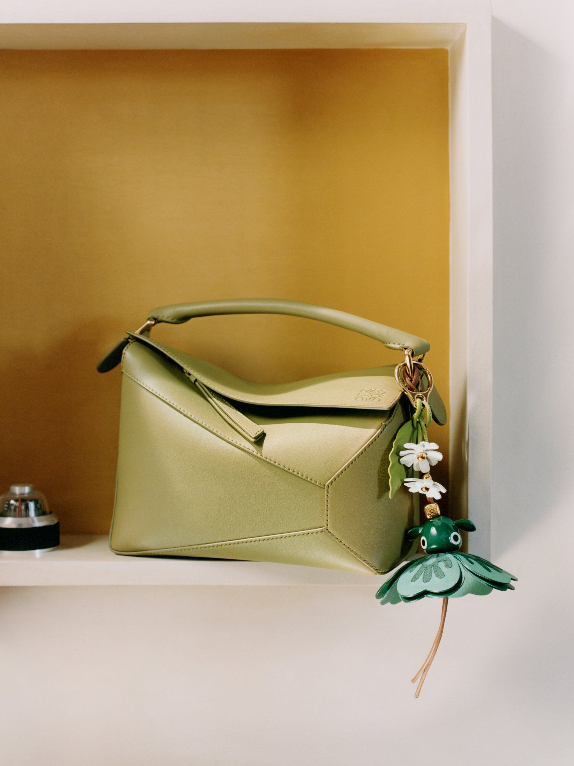 1点限り！累積売上第1位【LOEWE】シン ブレイデッド ストラップ